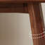 Bureau à panneau large en bois avec pieds en V et support renforcé-718600640