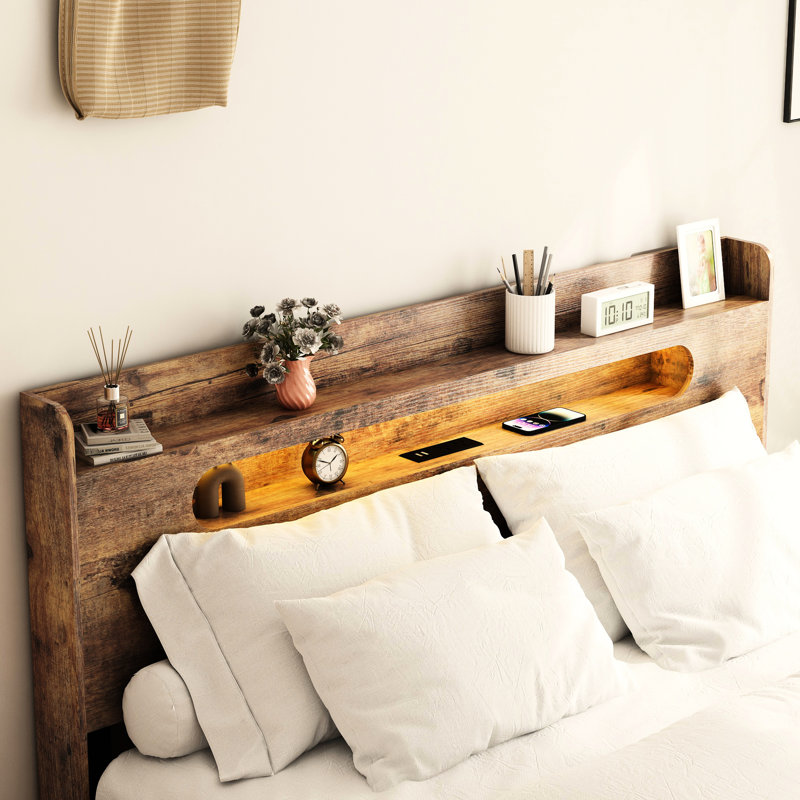 Structure de lit plateforme en bois pour chambre double avec tête de lit à DEL avec rangement et 2 ports, utilisation silencieuse, pas de sommier tapissier, installation sans effort, généreux sous la pièce, éclairage brun foncé, plusieurs appareils