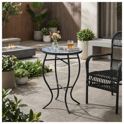 Table d'appoint d'extérieur ronde en mosaïque avec plateau en carreaux de céramique et structure en fer en noir, bleu et blanc
