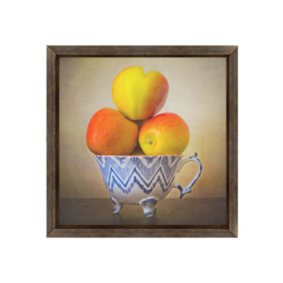«Apple Heart» par Hal Halli. Impression sur papier - Montée et encadrée avec de l'acrylique transparent
