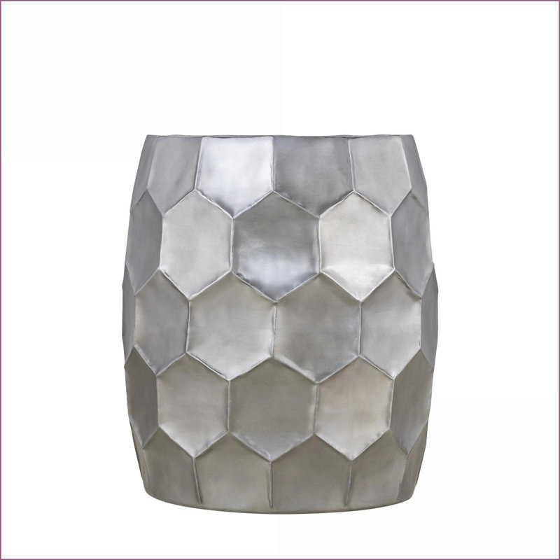 Table basse en aluminium antique martelé à la main - base en diamant, peu encombrante et facile à nettoyer pour le salon