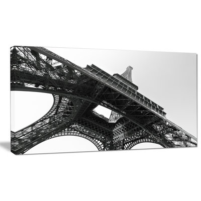 « eiffel tour into the sky », reproduction de photo sur toile tendue