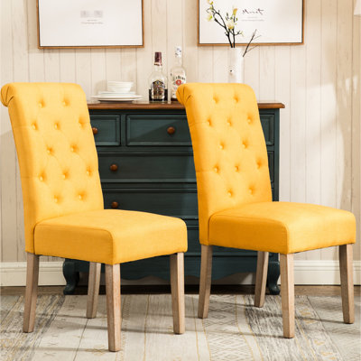 2 chaises jaunes, base en bois massif, décor de salle à manger, design classique