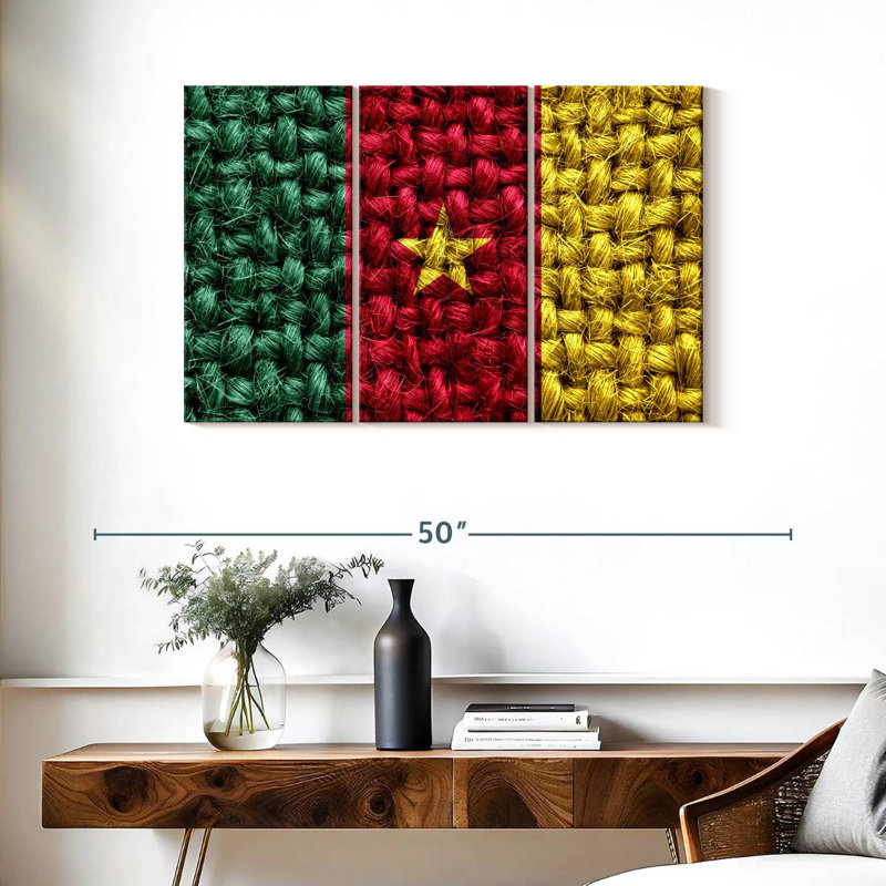 Tissage de paille avec le drapeau camerounais, H 24 po x l 38 po