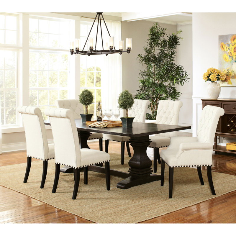 Chaise de salle à manger rembourrée de couleur crème, avec accoudoirs à dossier solide en bois et en bois de 42 pouces de large avec table rectangulaire rustique beige, profondeur 86