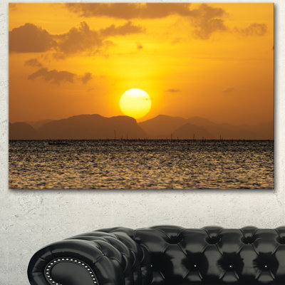 Coucher de soleil jaune et océan brun - reproduction de photo sur toile tendue