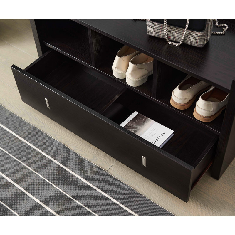 Banc de rangement à chaussures rouges avec tiroir et optimisation de l'espace prévu