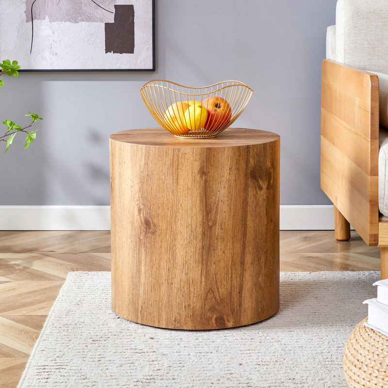 La table cylindrique avec sa conception à motifs peut être facilement intégrée dans une variété de styles d'intérieur (y compris la table basse, sans les chaises)