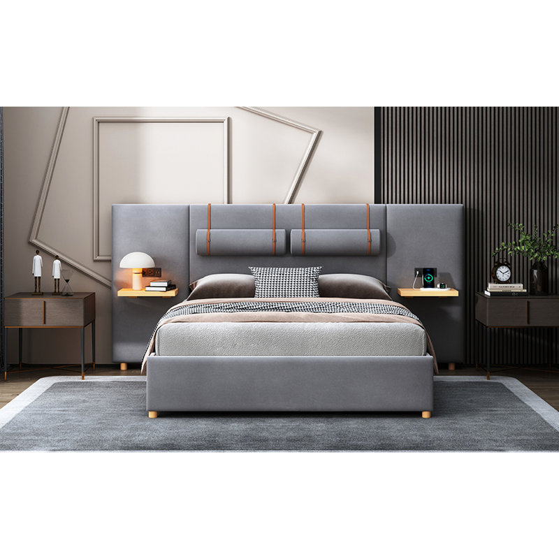 Grand lit tapissier en velours gris avec prises électriques et plateforme de rangement latérale pour deux personnes