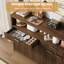Buffet en bois d'ingénierie de 130 x 41 x 94 cm (51 x 16 x 37 po) avec façade à panneaux ondulés, 4 portes et 2 tiroirs, idéal pour la salle à manger, la cuisine, le salon, le corridor et l'entrée, couleur noyer.-1535781285