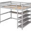 Lit mezzanine de taille grise avec rangement sous le bureau. Cadre en bois. Espace chambre à coucher, lit double, gris. Possède des tablettes de rangement. Pour-1442834254-1442834248