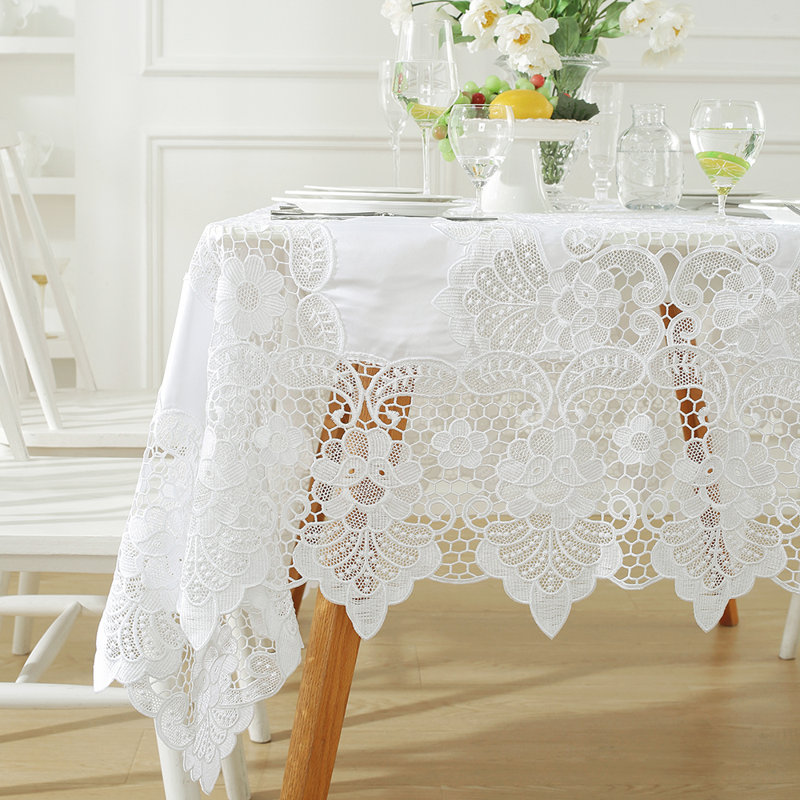 Nappe blanche brodée en dentelle brodée, L 138 po x l 67 po