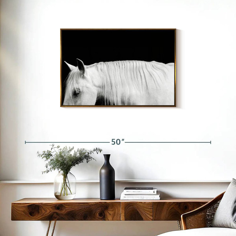 Blanc sur noir I, Cadre flottant doré, 31 po x 21 po