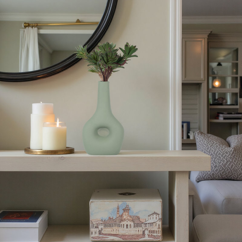 Vase décoratif en céramique en grès avec forme sculpturale en forme de beignet et design bohème moderne pour un style artistique et une étagère contemporaine