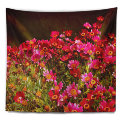 Tapisserie avec petites fleurs rouges au printemps