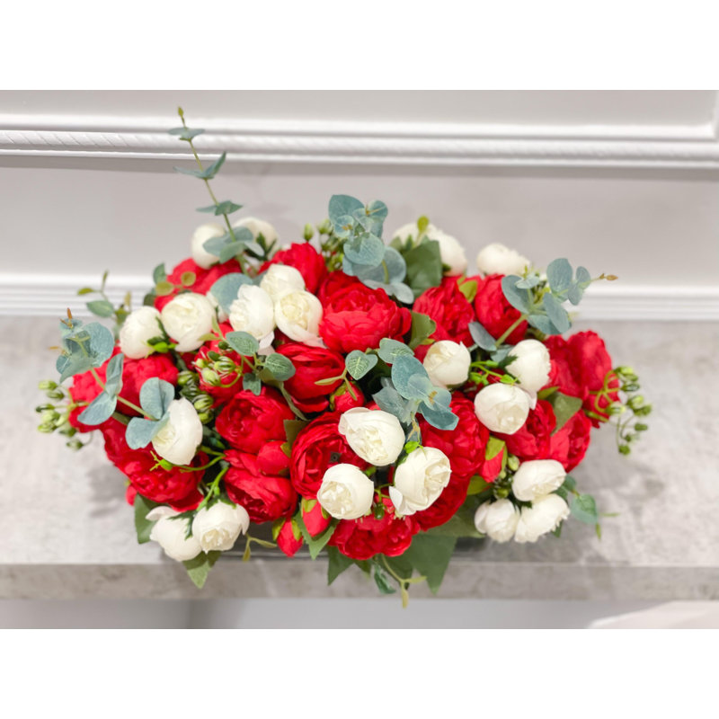 Fleurs artificielles pivoines / roses dans un vase