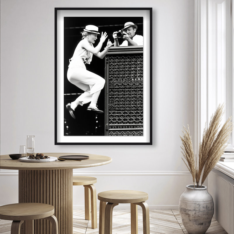 Shutter Jump I Shadowbox Music Print par Oliver Gal, 55.5"H x 37.5"W, Cadre noir