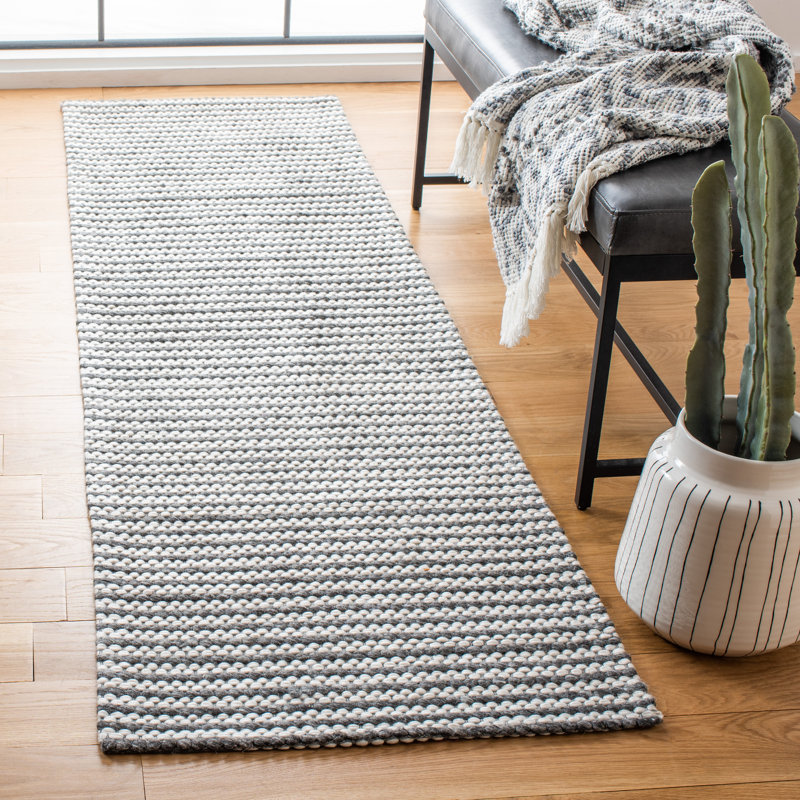 Tapis gris clair / blanc en laine tissé à plat Perry, 2 pi 3 po x 8 pi
