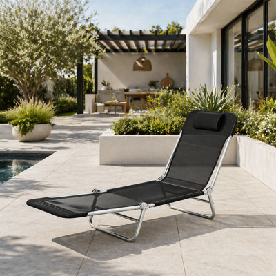 Chaise longue pliante avec dossier réglable et filet respirant, parfaite pour le bronzage au bord de la piscine et la détente en plein air.