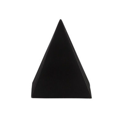 Sculpture pyramide noire en béton