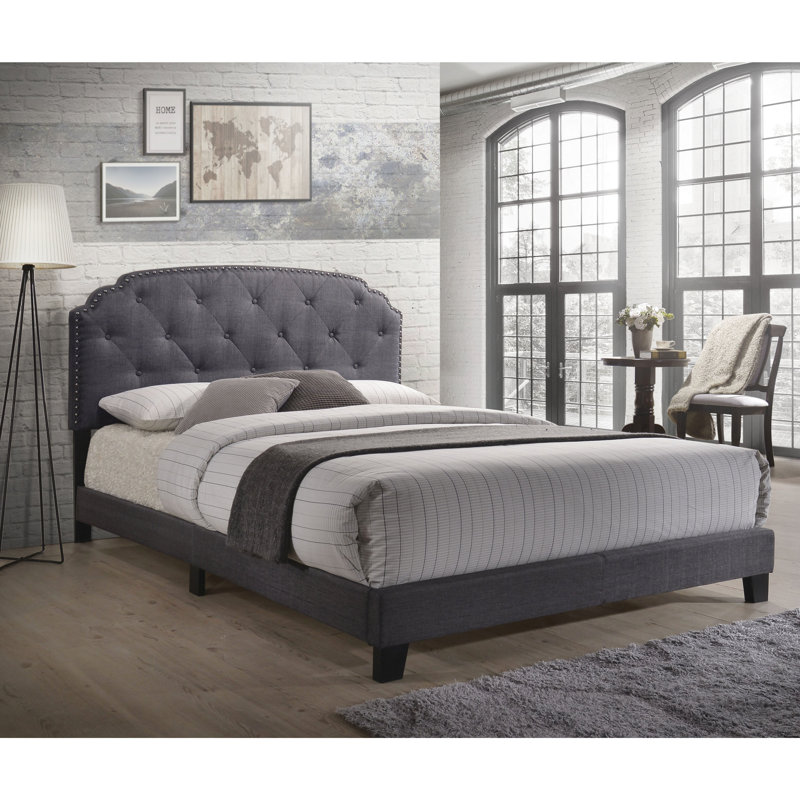 Grand lit tapissier gris en tissu avec garniture cloutée envoûtante et tête de lit incurvée
