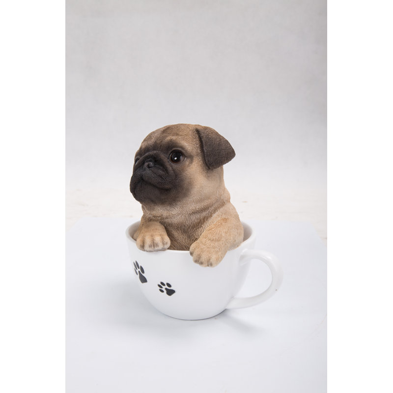 Statue de chiot carlin dans une tasse