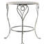 Table d'appoint ronde en fer de style campagne française (66 x 66 x 76 cm), fini argent vieilli, pieds torsadés et tablette inférieure pour petits objets. Pieds en forme de cœur. Parfait pour la décoration de terrasse.