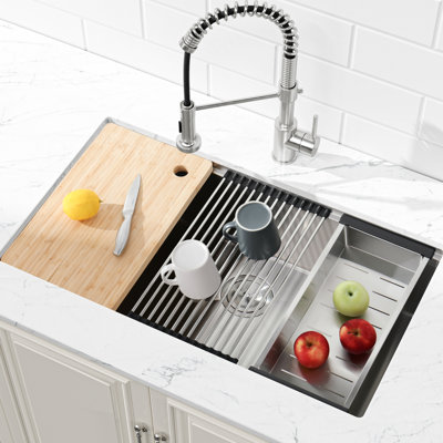 Évier de cuisine en acier inoxydable, encastré 33 x 19 avec planche à découper. 304 matériaux robustes. Scratch-Coating. Grand bol simple. Insonorisant. Matériau d'évier à coins arrondis sûrs et fiable.