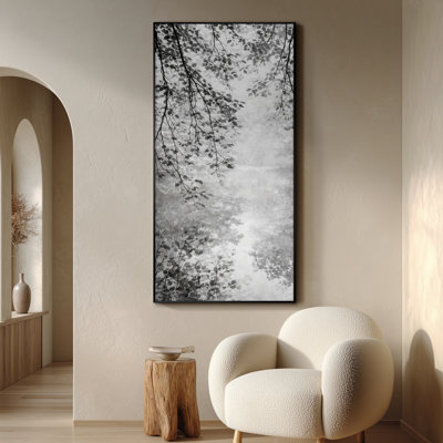 Très grande reproduction d'art sur toile - Branches de forêt brumeuses en noir et blanc sur une rivière brumeuse, scène de nature tranquille pour le salon ou la chambre à coucher - Assemblage requis (cadre non fini)