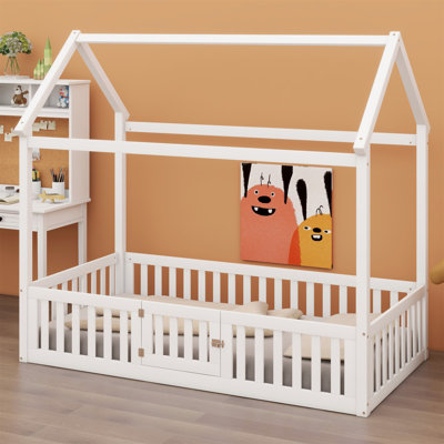 Lit en bois avec clôture et porte