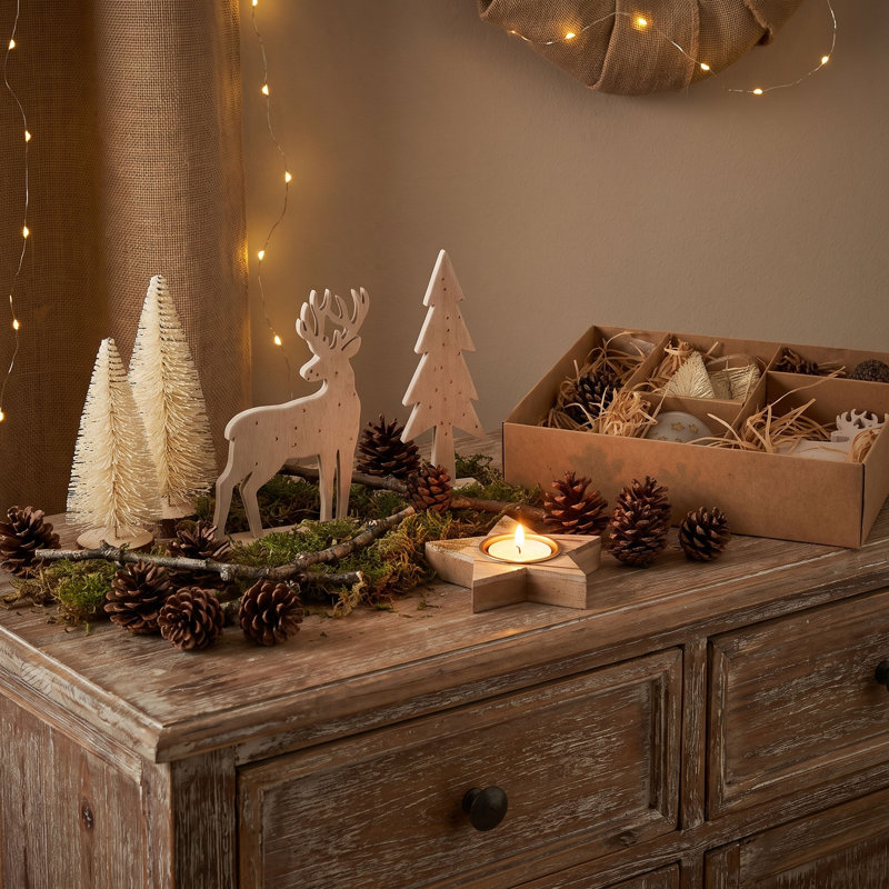 Ensemble de bougies de jardin avec bouteilles, arbres à brosses, bougies chauffe-plat, pommes de pin et figurines en bois en boîte