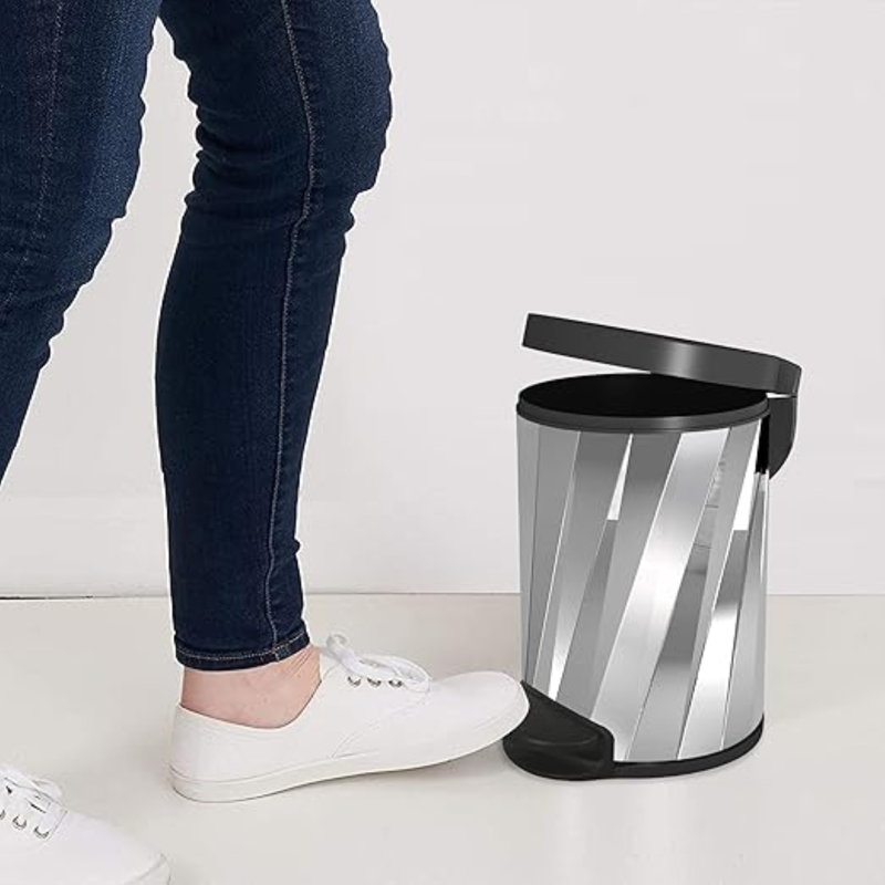 Poubelle avec couvercle Step | Poubelle à pédale 5 litres pour salle de bain, chambre à coucher, cuisine ou bureau | Corbeille à déchets élégante et moderne, durable et sans odeur