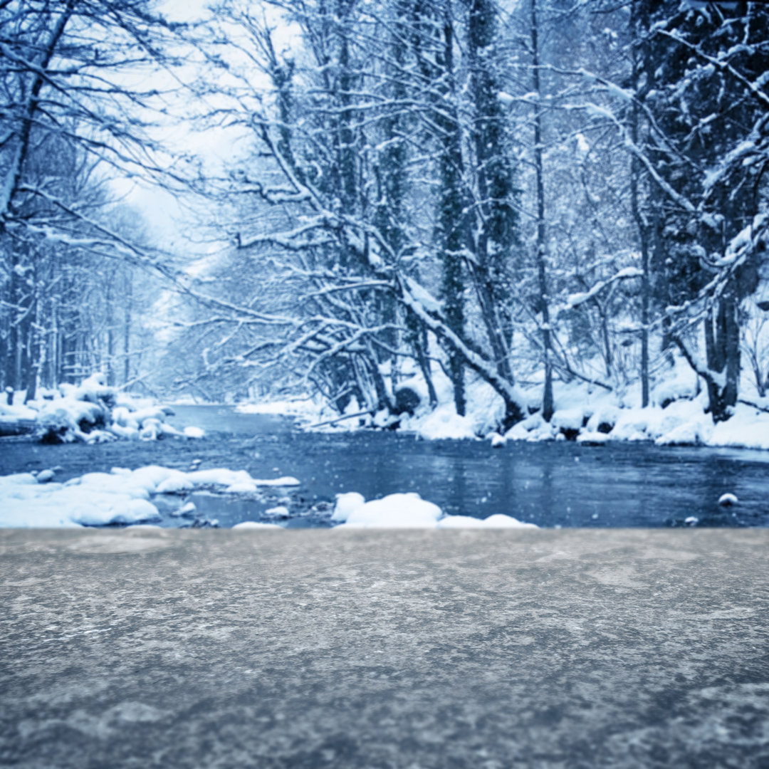 Steinkante und Winterlandschaft