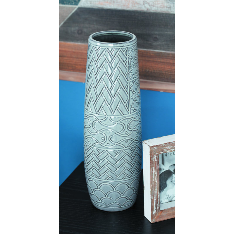 Vase gris décoratif en céramique à motif gravé, H 16 po x l 5 po x P 5 po