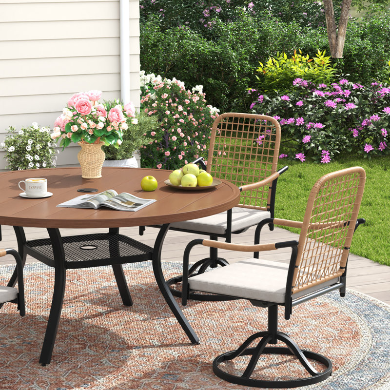 Ensemble repas d'extérieur 40,6 po pour 4 personnes avec chaises pivotantes en rotin, Brun / bois brossé