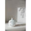 Charmant pot à couvercle en céramique blanche avec motif en treillis complexe, parfait pour le pot-pourri et le rangement décoratif