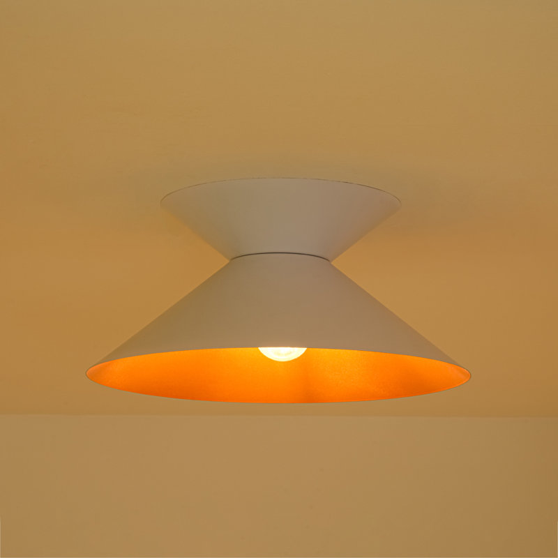 Plafonnier conique en métal de style transitionnel à une lumière, en forme de sablier.