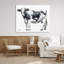 Vache laitière sur toile blanche, design par Sara Baker-1704161770