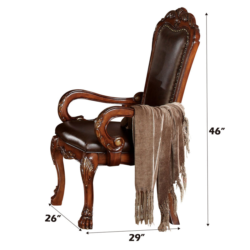 Chaise avec accoudoirs en chêne cerisier brun avec garniture cloutée peu commune et tablier festonné en bois