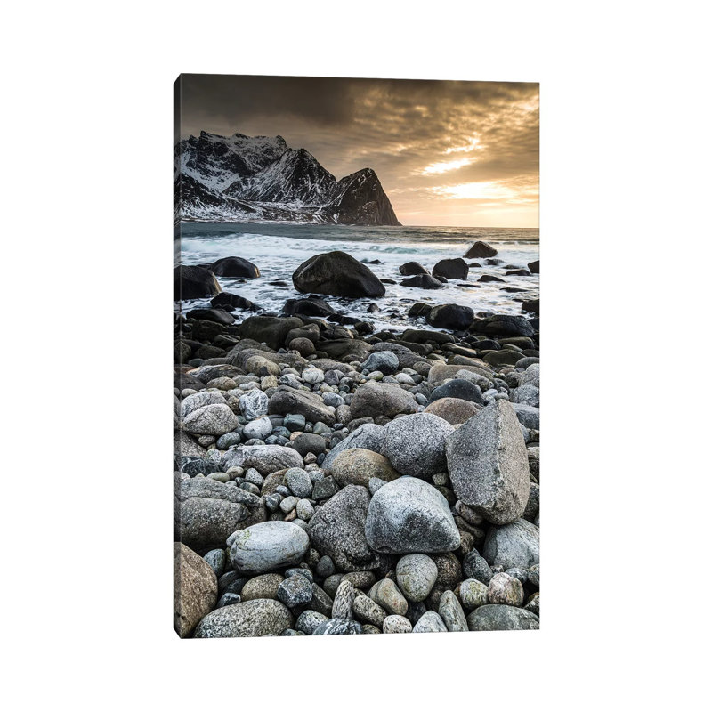 Norvège, Lofoten, Unstad I par Mikolaj Gospodarek - photographie sur toile tendue, H 60 po x l 40po x P 1,5 po