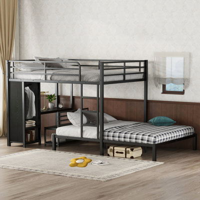 Structure de lit superposé au-dessus de grand lit en métal avec garde-robe intégrée, bureau et chaises de rangement