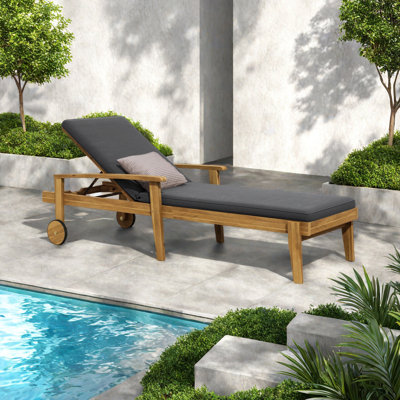 CHAISE LUNGE