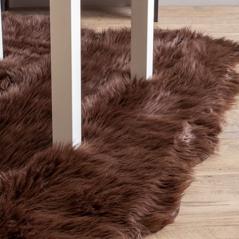 Tapis brun foncé en fausse fourrure Diller, Nouveauté 4 pi x 6 pi