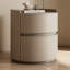 Bois massif moderne; similicuir
 Table de bout