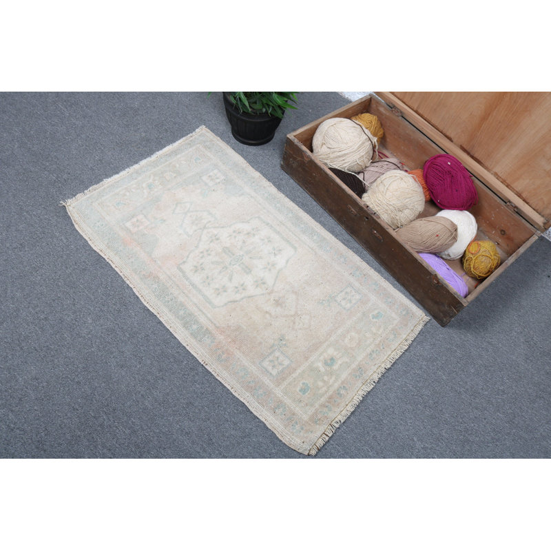 Tapis antique en laine beige Anatolian idéal pour le vestibule ou comme tapis de porte rétro