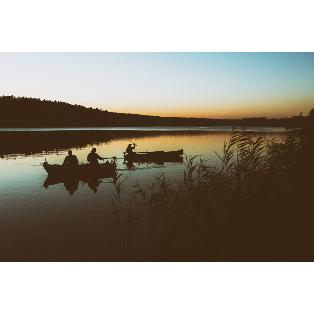 Motorboote auf dem Sunset Lake von Janiecbros - Leinwandbild