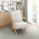 Chaise d'appoint Mid-Century moderne avec structure en bois d'hévéa massif, revêtement en chenille confortable et coussins réversibles pour l'élégance du salon