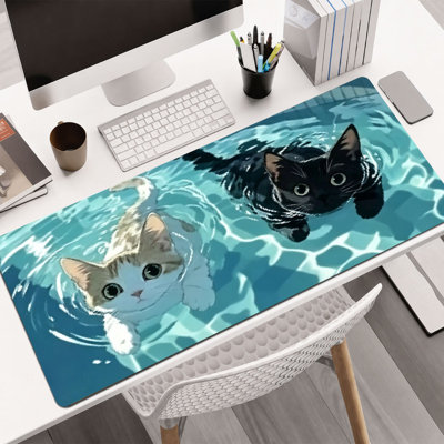 Tapis de souris en caoutchouc JYK, surface en microfibre lisse, base antidérapante, tapis de souris décoratif à bord arrondi pour le bureau et les jeux, 16 x 36 po, chats blancs nageant