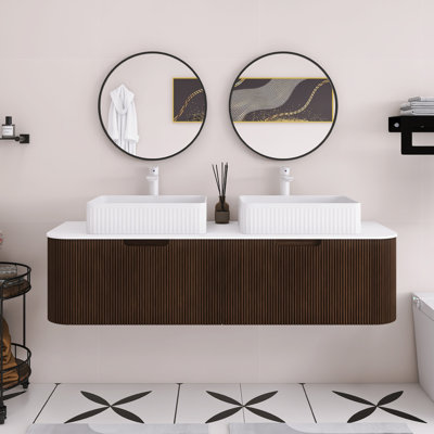 Meuble-lavabo mural 60 po avec bords incurvés et conception rayée, armoire de rangement avec 2 tiroirs, 2 lavabos rectangulaires en céramique blanche.