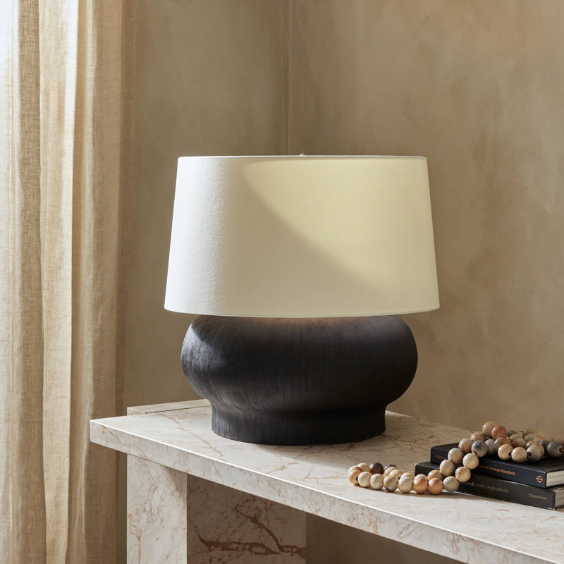 Lampe de table en céramique noire matte Kragen, Porcelaine texturée noir mat en céramique